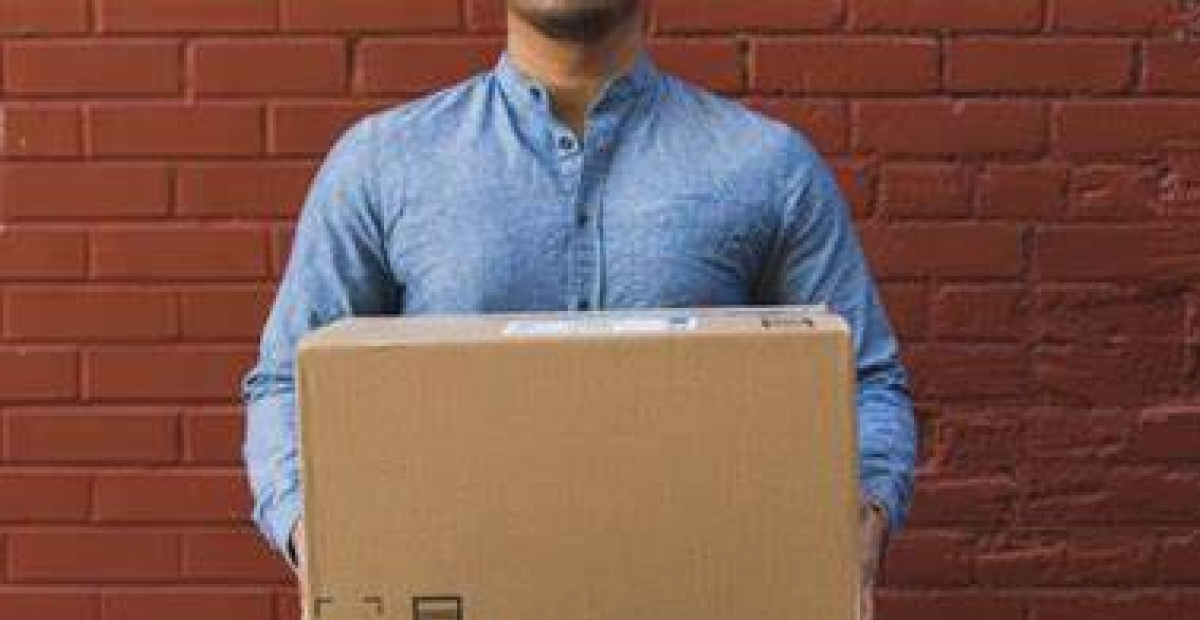 image_man_holding_shipping_box